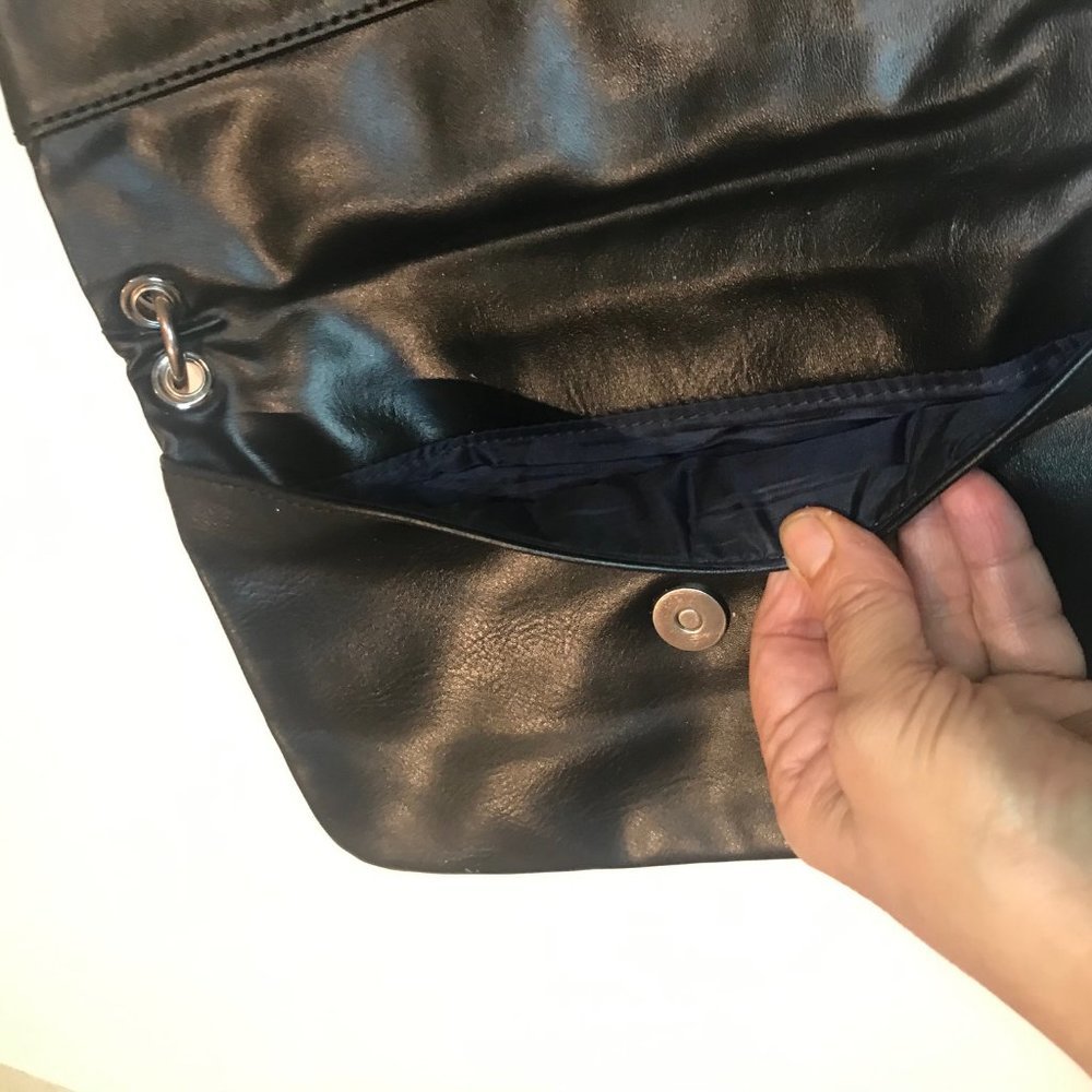 👜 Tommy Hilfiger Fold Over Wristlet Purse  black👜 - Picture 3 of 6
